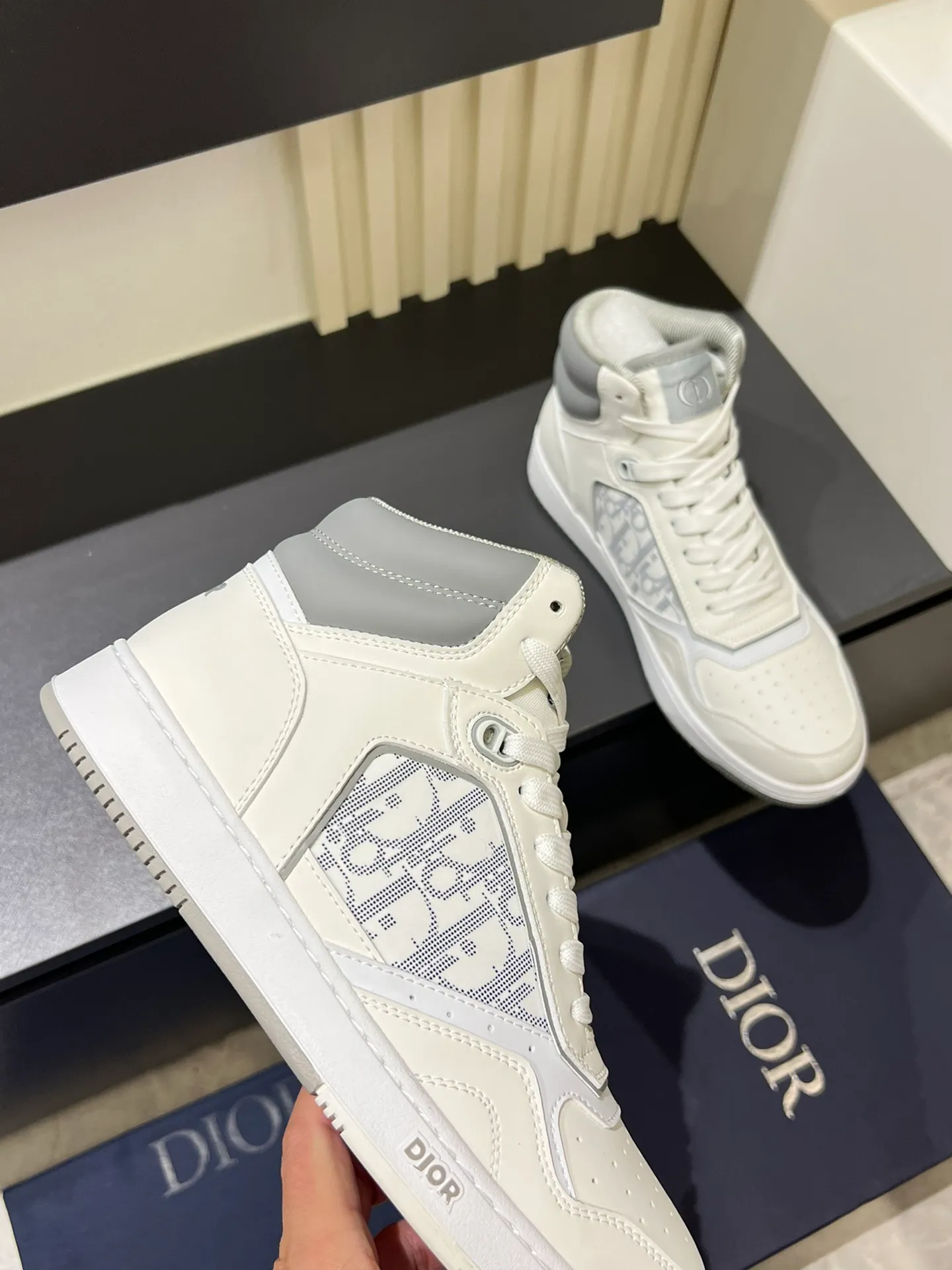 Men's shoes 💰p460 "Dio*" mid-top B27 casual sneakers. This B27 high-top sneaker is a new product in the series and continues Di*r's classic style. Crafted from gray and white smooth calf leather with beige and black Oblique print panels on the sides. The "CD Icon" shaped shoelace eyelets are clever and delicate, and the two-color rubber sole, rear collar and heel are all equipped with the brand's iconic details to enhance the style. Oblique printed straps at the ankle allow for an adjustable fit to complement the overall design. Fashionable and versatile, it can complement any look. Create an exquisite design with unique dynamic vitality and modern atmosphere, presented in low-top and high-top styles. This new must-have shoe adds a new dimension to Dior's archive heritage, embodying modern elegance. Purchase the original version and make it 1:1. If you need top quality, please come to me! Male 38-44!